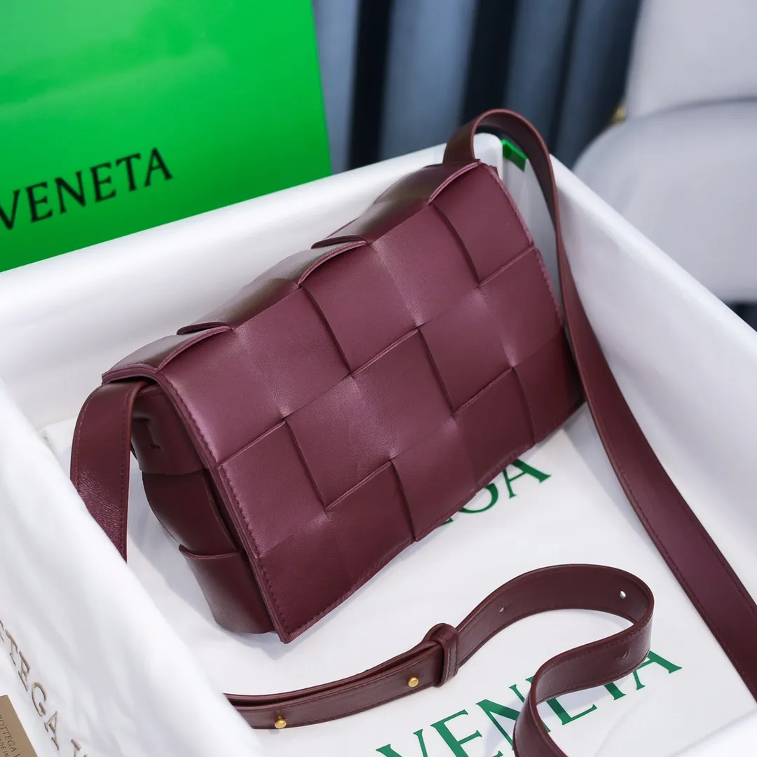 Real shots 👇BV Cassette’s trendy design is earth-shakingly beautiful. The handsome handwriting with flamboyant personality has completely changed the boring style in the past. Beauty is a topic that women can never refuse. Walking on the streets of Milan, you can see her figure everywhere. It is called tofu bag, original sheepskin: the key point is that it can be controlled by both men and women, and has become a big celebrity in the fashion circle. Size 23*15*5 [6687#] wine red
